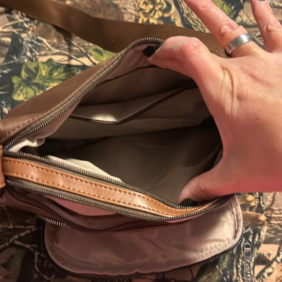 Cute purse, multiple pockets. - Picture 4 of 6